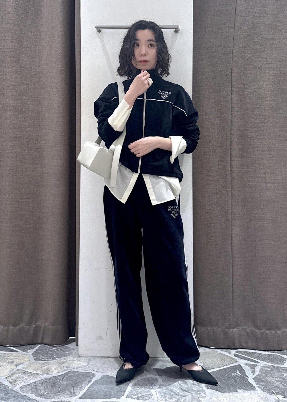 ホワイト系のシャツ/ブラウス、ブラック系のカーディガン/ボレロ、ブラック系のその他パンツを着用したレディースの冬コーディネートの6枚目の写真