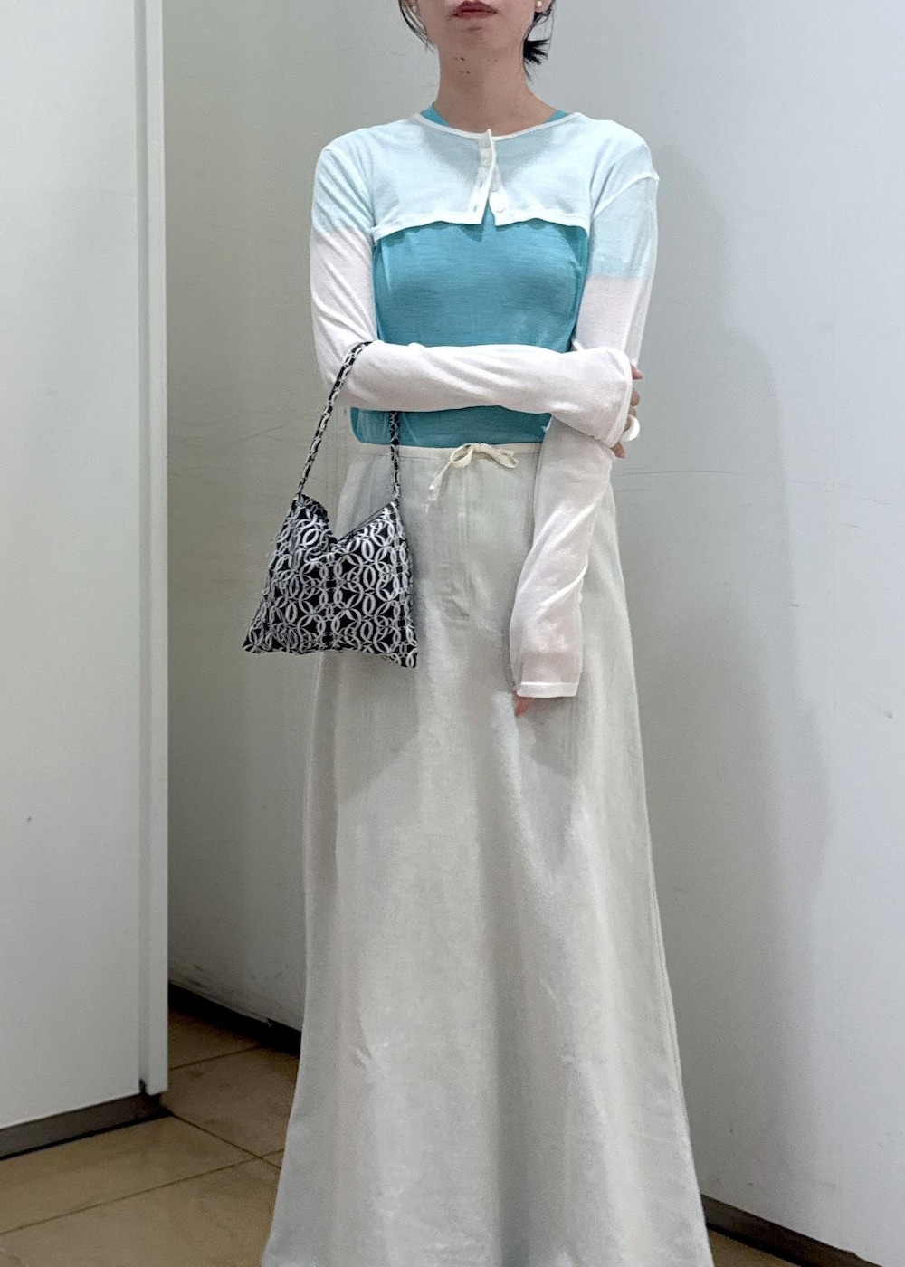 ブラック系のサンダル、ホワイト系のカーディガン/ボレロ、ブルー系のTシャツ/カットソーを着用したレディースの夏コーディネートの7枚目の写真