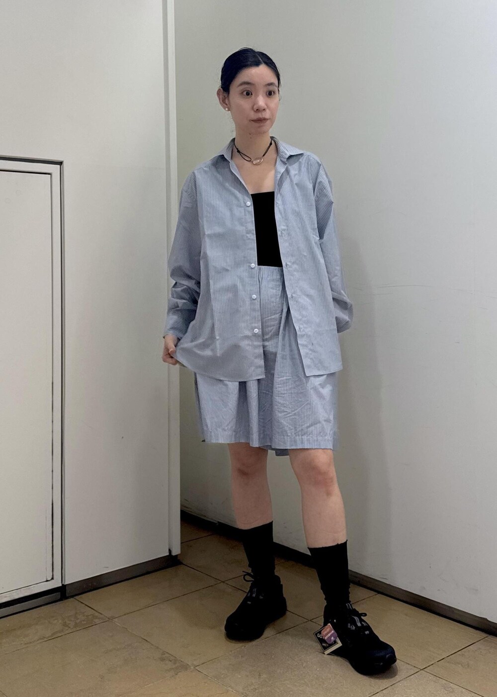 ブラック系のバックパック/リュック、ブラック系のスニーカーを着用したレディースの夏コーディネートの8枚目の写真