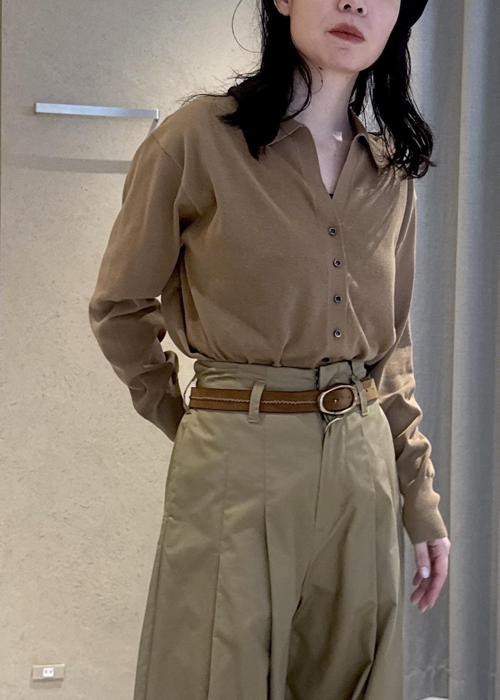 ベージュ系のその他パンツ、ブラック系のその他シューズ、ブラウン系のカーディガン/ボレロを着用したレディースの春コーディネートの6枚目の写真