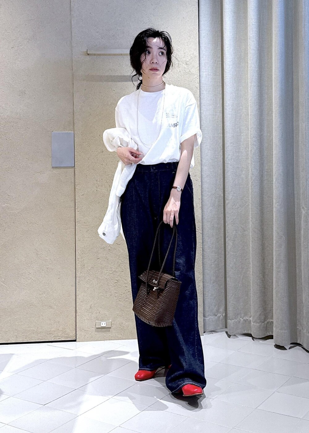 ホワイト系のTシャツ/カットソー、ホワイト系のその他アウター、ブルー系のデニムパンツを着用したレディースの夏コーディネートの4枚目の写真