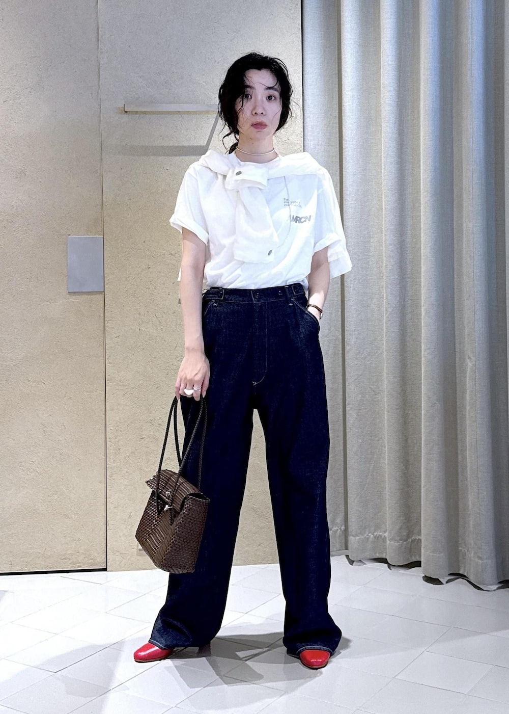 ホワイト系のTシャツ/カットソー、ホワイト系のその他アウター、ブルー系のデニムパンツを着用したレディースの夏コーディネートの2枚目の写真