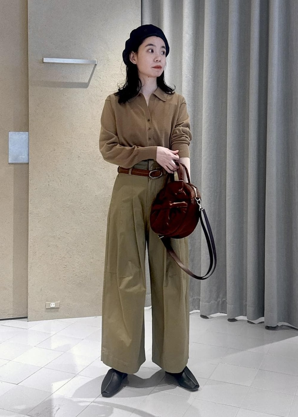 ベージュ系のその他パンツ、ブラック系のその他シューズ、ブラウン系のカーディガン/ボレロを着用したレディースの春コーディネートの4枚目の写真