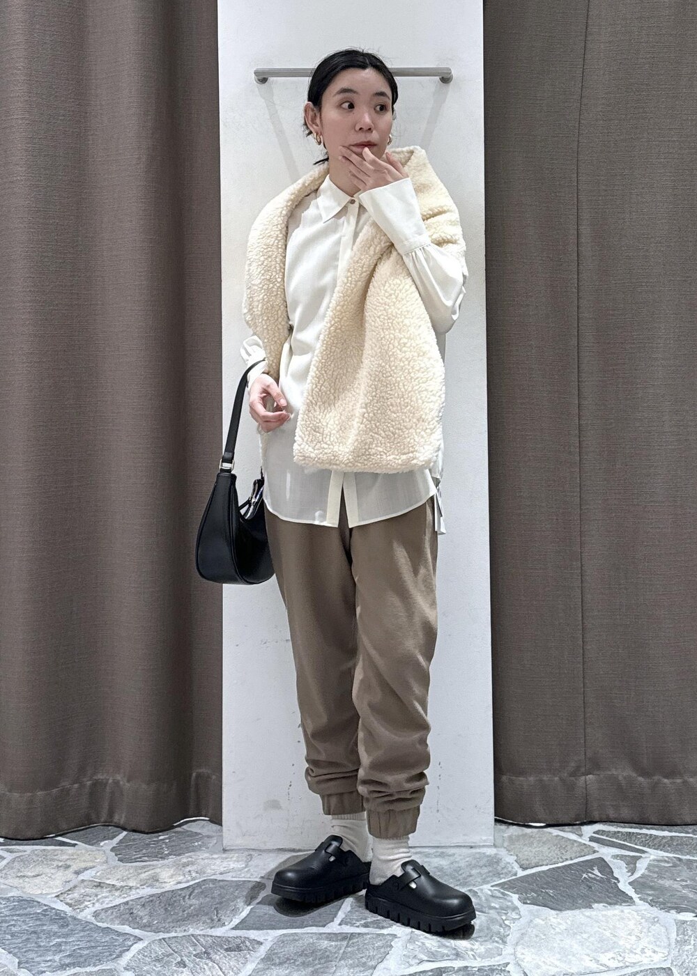 ホワイト系のシャツ/ブラウス、イエロー系のその他パンツを着用したレディースの冬コーディネートの7枚目の写真