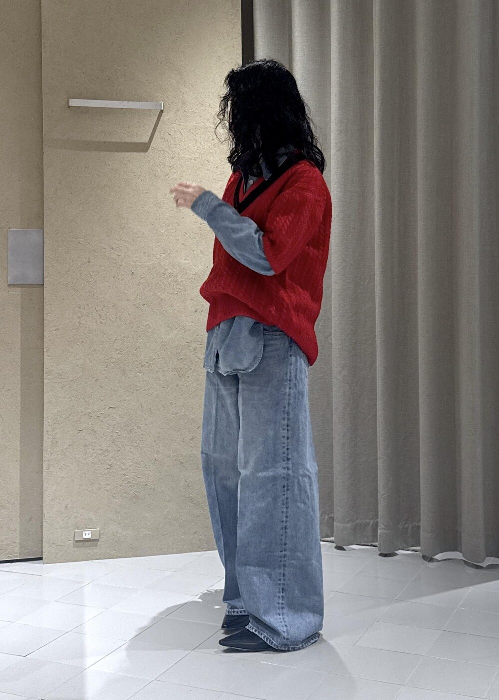 ブルー系のシャツ/ブラウス、ブルー系のデニムパンツ、ブラック系のローファーを着用したレディースの冬コーディネートの4枚目の写真