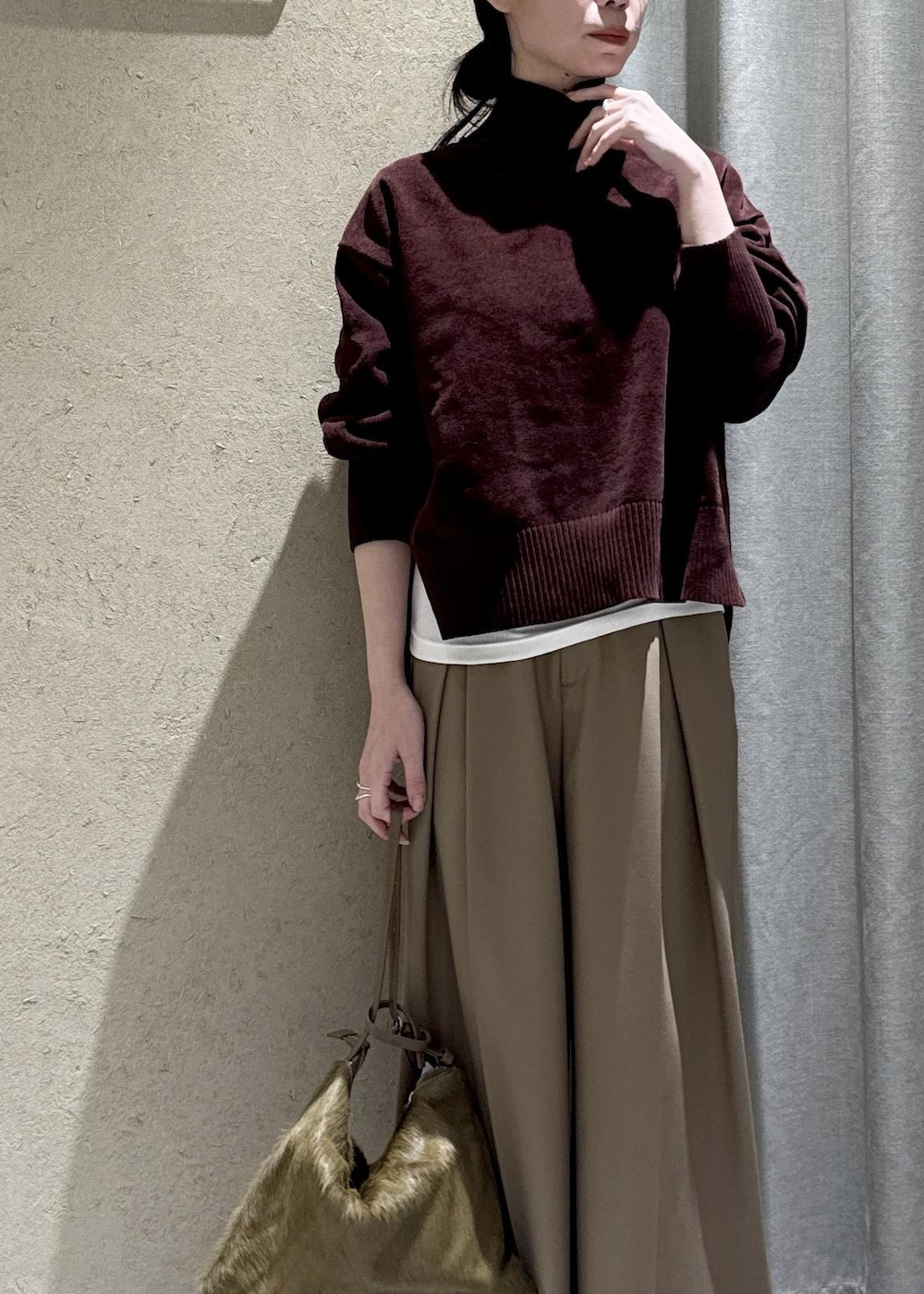 ホワイト系のTシャツ/カットソー、ベージュ系のスラックス、ブラウン系のショルダーバッグを着用したレディースの秋コーディネートの6枚目の写真