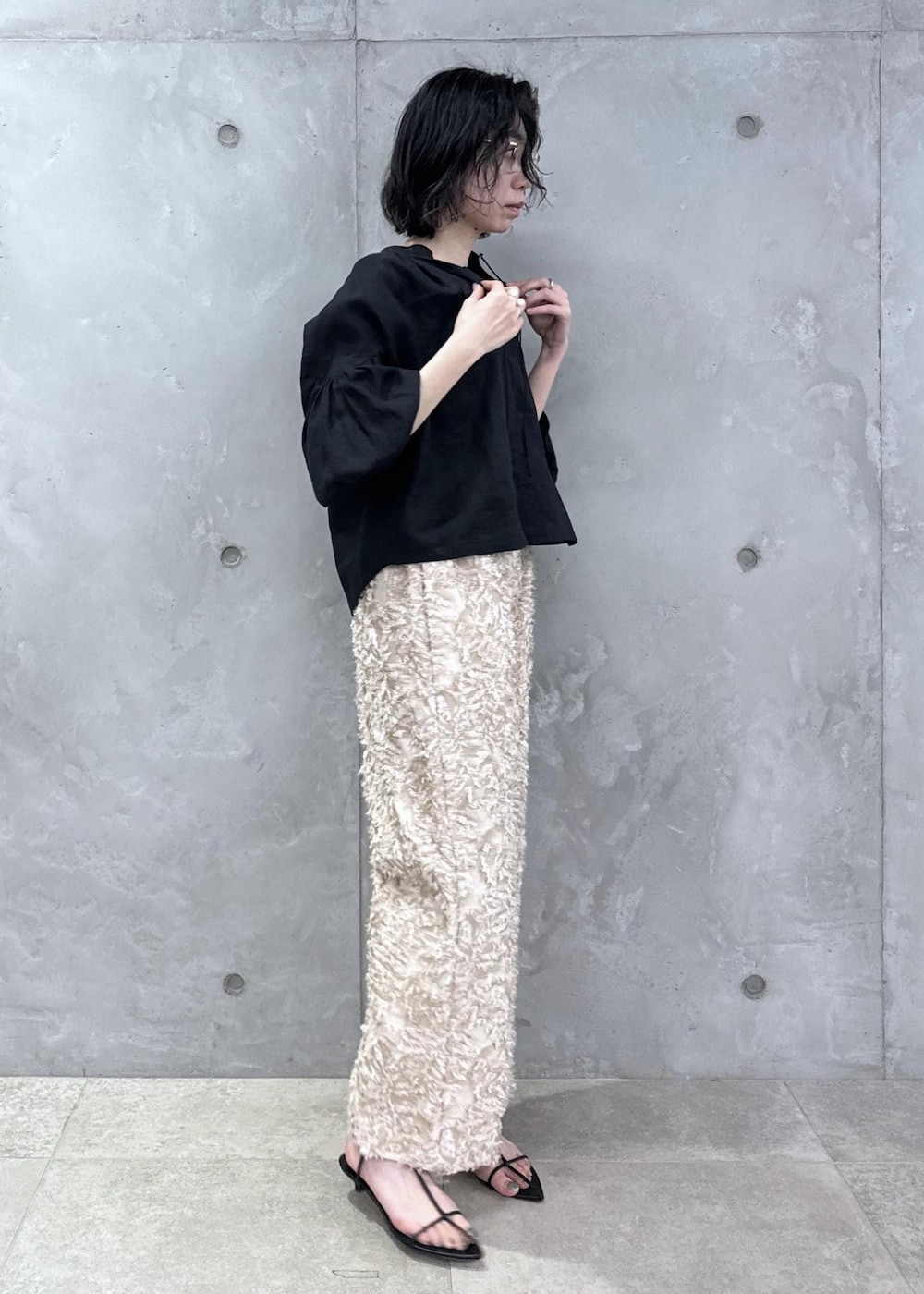 ブラック系のシャツ/ブラウス、ベージュ系のその他パンツを着用したレディースの春コーディネートの3枚目の写真