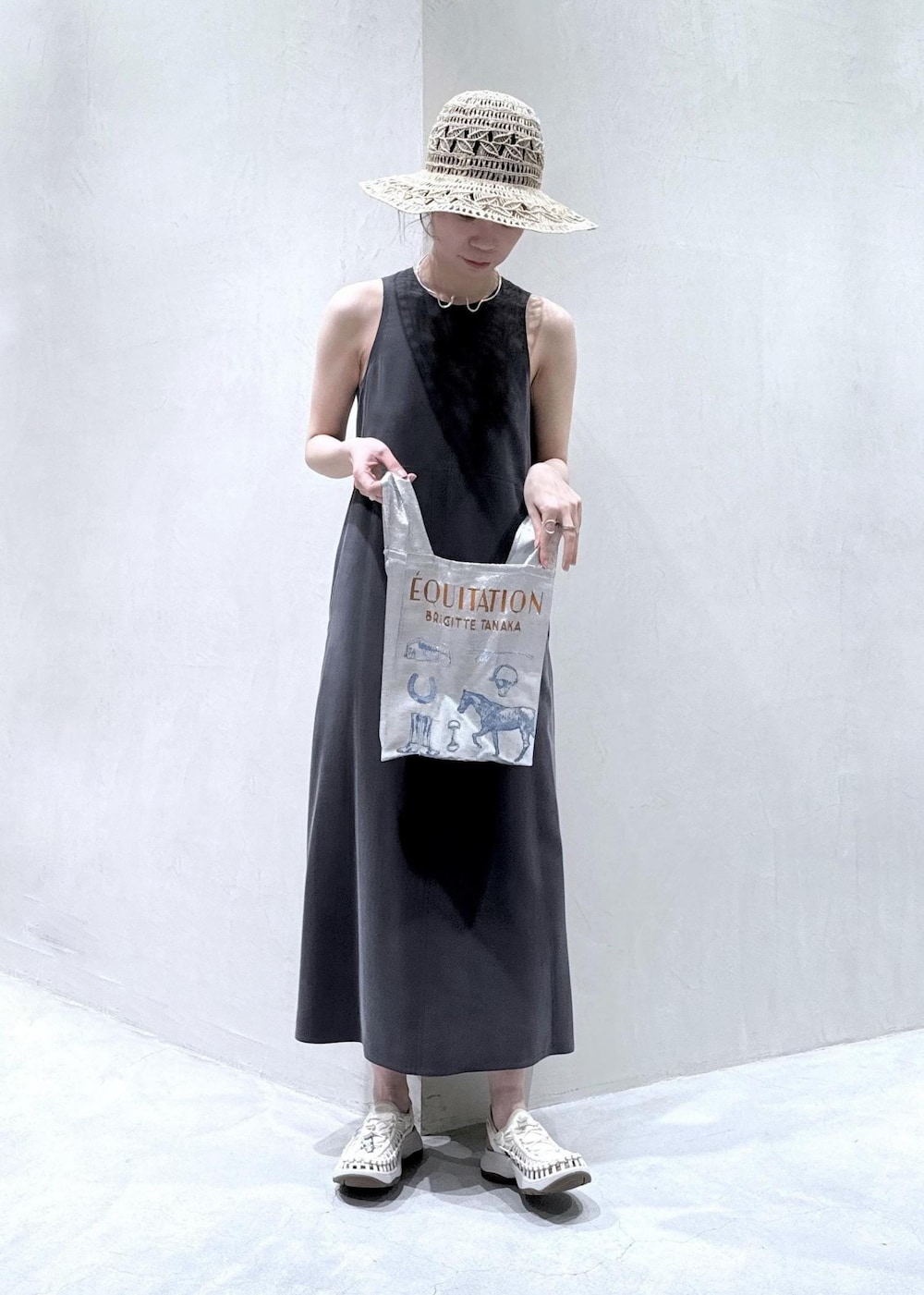 ホワイト系のサンダル、グレー系のワンピース、ホワイト系のハットを着用したレディースの春コーディネートの3枚目の写真