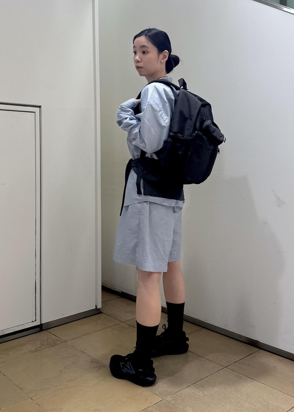 ブラック系のバックパック/リュック、ブラック系のスニーカーを着用したレディースの夏コーディネートの6枚目の写真