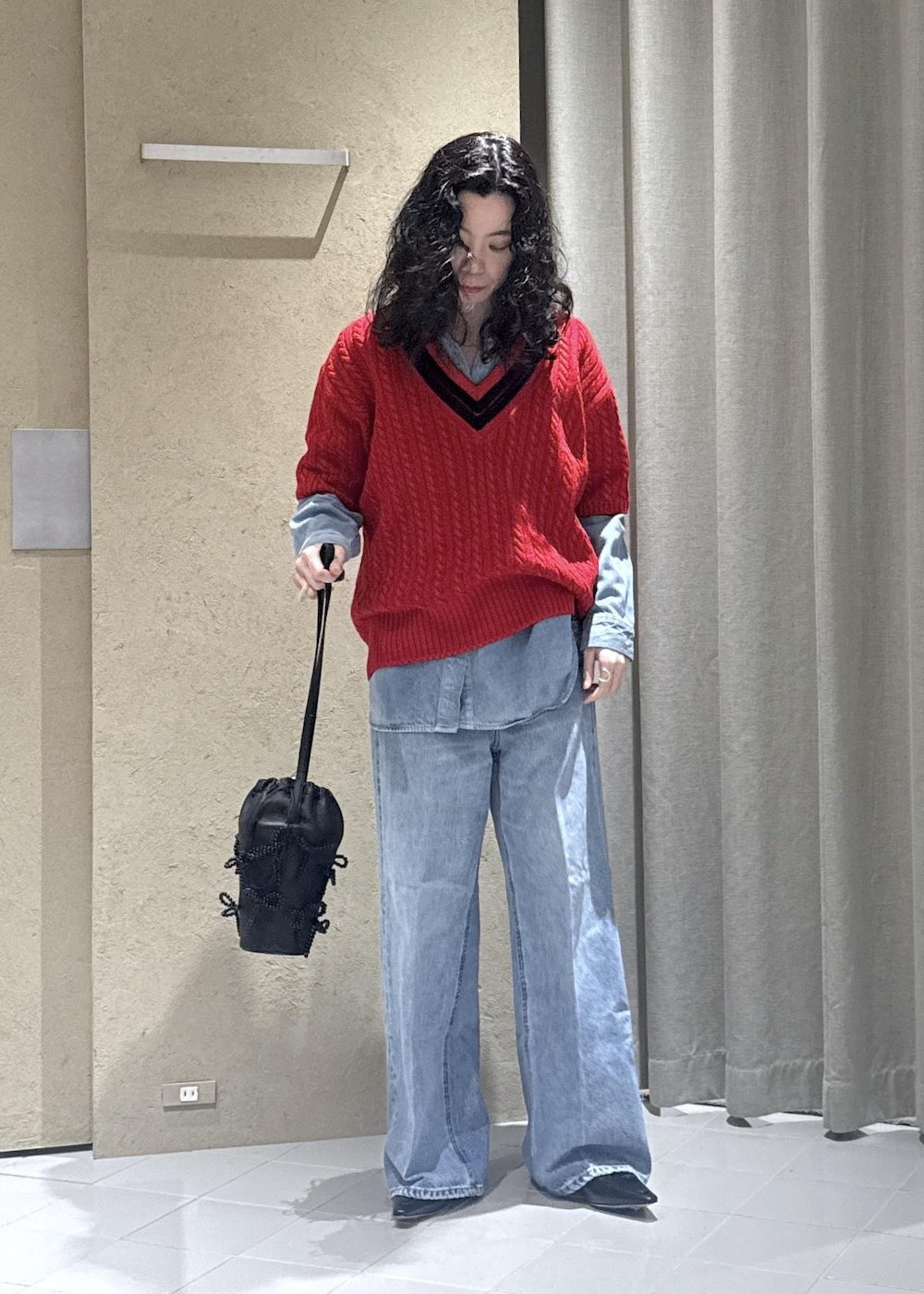 ブルー系のシャツ/ブラウス、ブルー系のデニムパンツ、ブラック系のローファーを着用したレディースの冬コーディネートの2枚目の写真