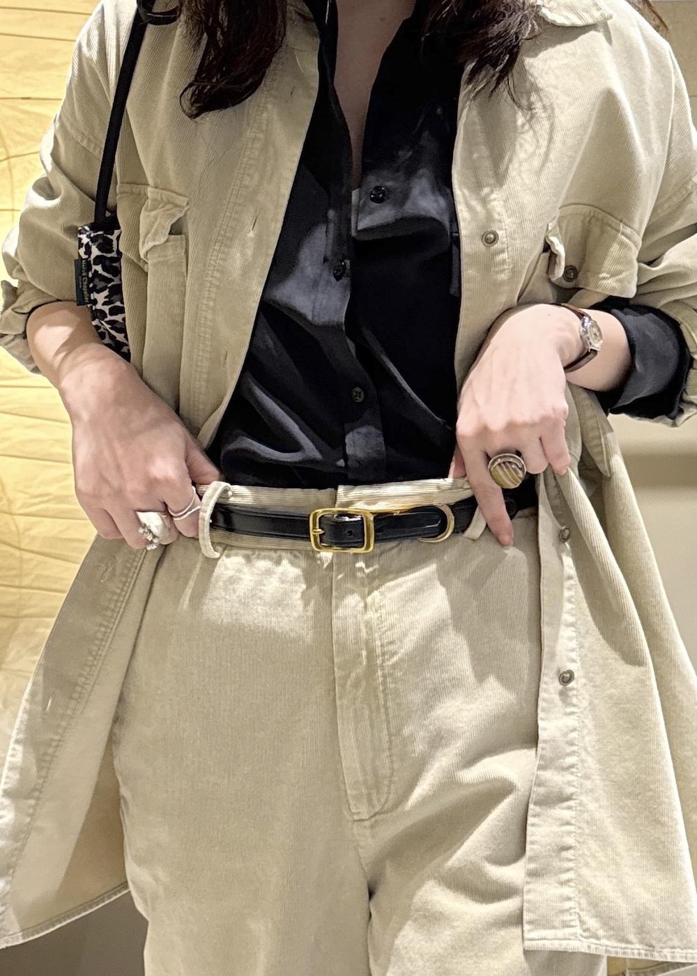 ベージュ系のシャツ/ブラウス、ベージュ系のその他パンツ、ブラック系のシャツ/ブラウスを着用したレディースの秋コーディネートの3枚目の写真