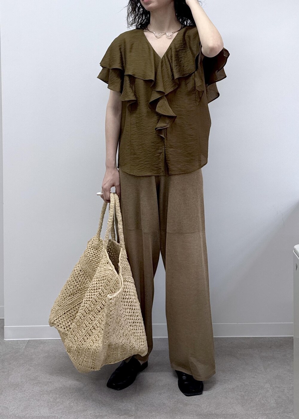 ホワイト系のかごバッグ、ブラウン系のシャツ/ブラウス、ゴールド系のその他パンツを着用したレディースの春コーディネートの4枚目の写真