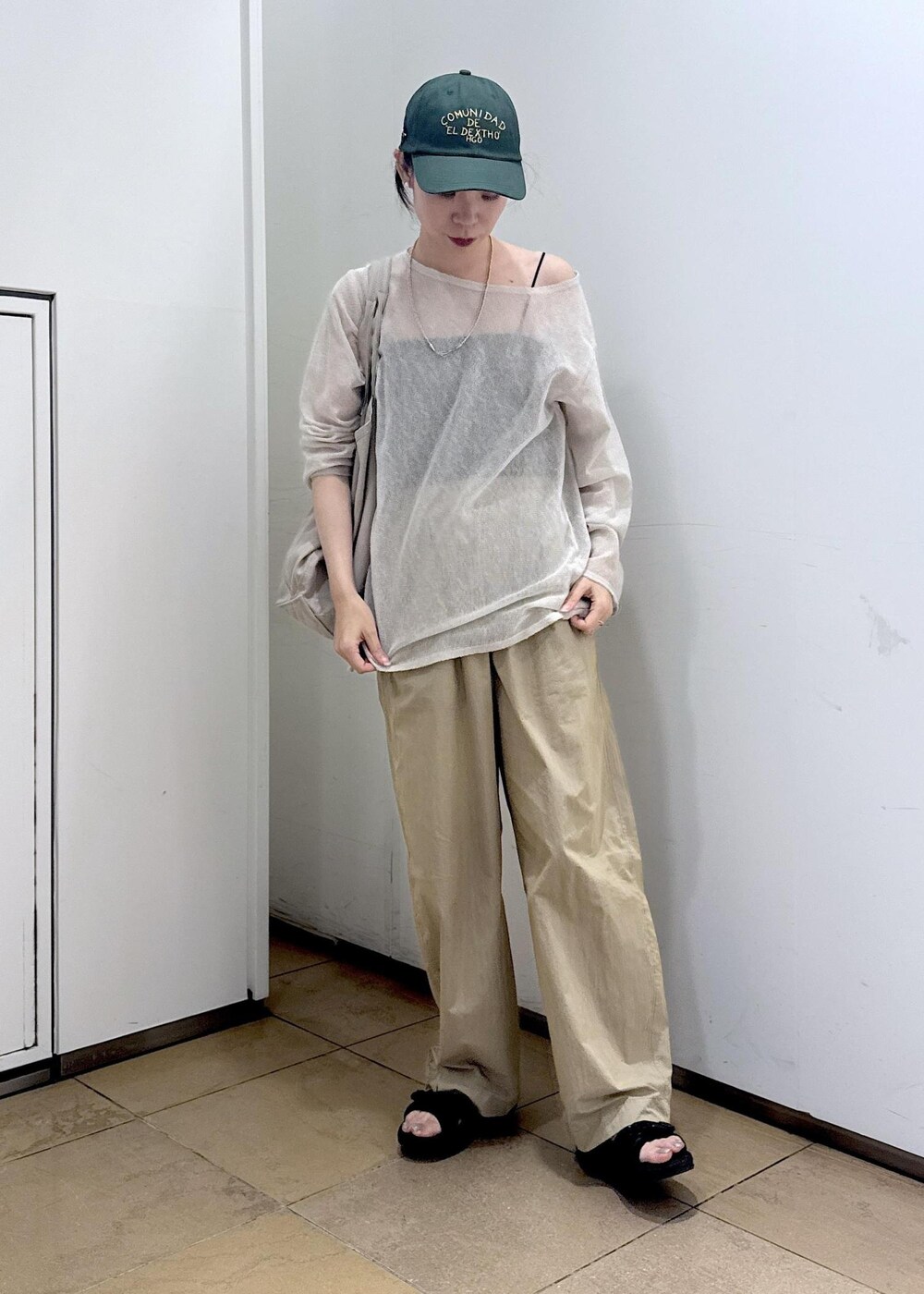 ベージュ系のその他パンツ、ホワイト系のニット/セーターを着用したレディースの夏コーディネートの4枚目の写真