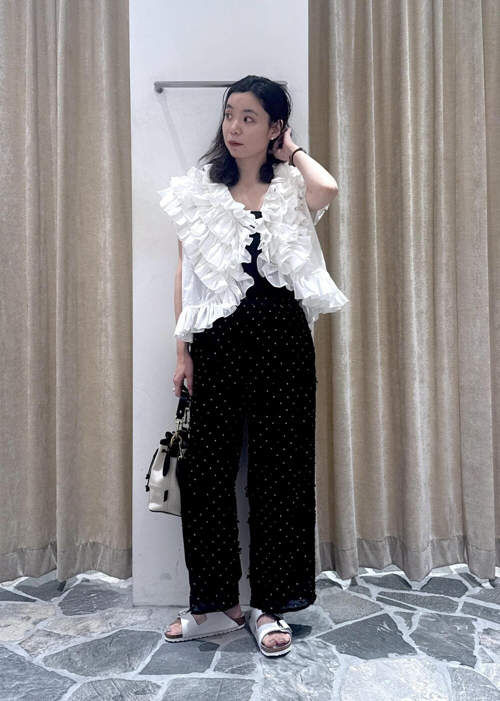 ホワイト系のサンダル、ホワイト系のシャツ/ブラウス、ホワイト系のショルダーバッグを着用したレディースの夏コーディネートの8枚目の写真