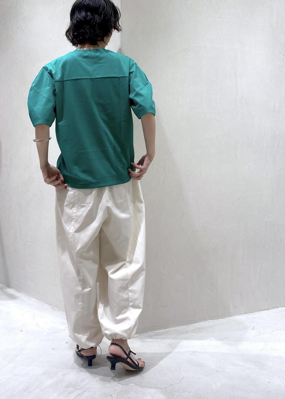 ホワイト系のカーゴパンツ、グリーン系のTシャツ/カットソーを着用したレディースの夏コーディネートの4枚目の写真