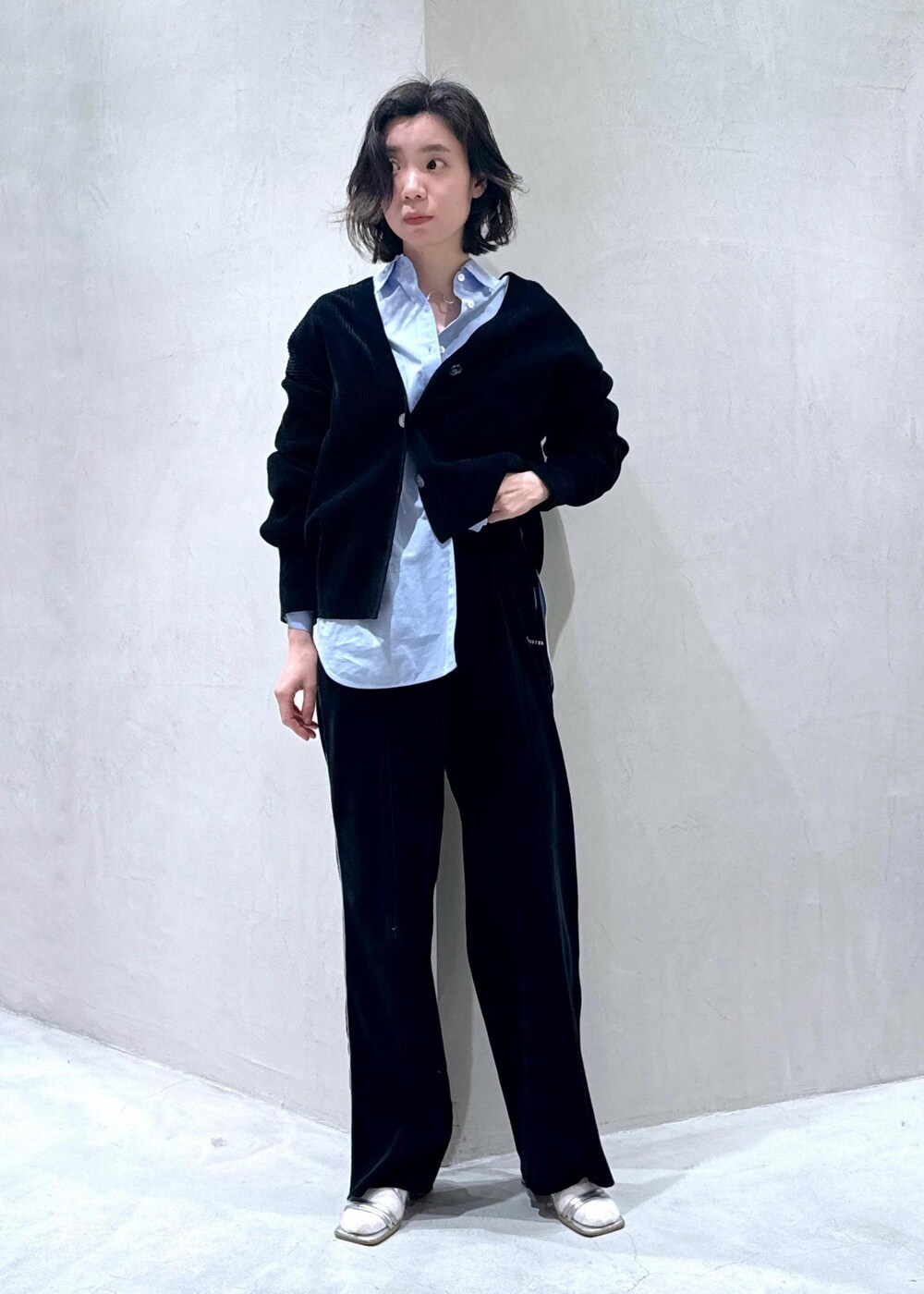 ブラック系のカーディガン/ボレロ、ブラック系のその他パンツ、ブルー系のシャツ/ブラウスを着用したレディースの冬コーディネートの4枚目の写真