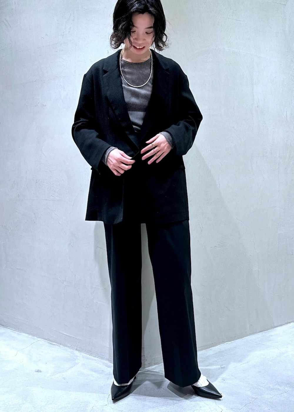 グレー系のTシャツ/カットソー、ブラック系のその他パンツ、ブラック系のテーラードジャケットを着用したレディースの冬コーディネートの3枚目の写真