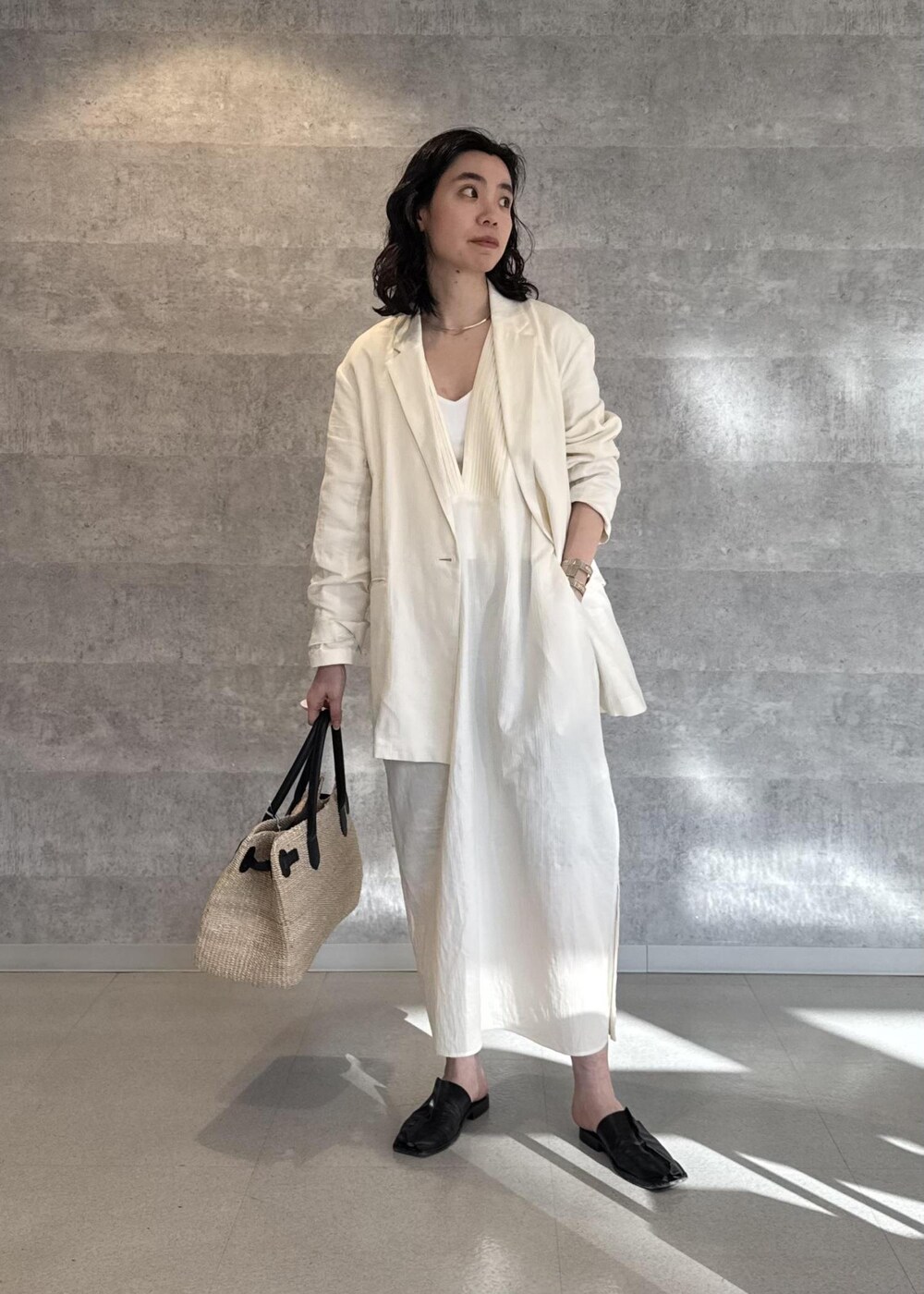 ホワイト系のトートバッグ、ホワイト系のワンピース、ホワイト系のテーラードジャケットを着用したレディースの春コーディネートの3枚目の写真
