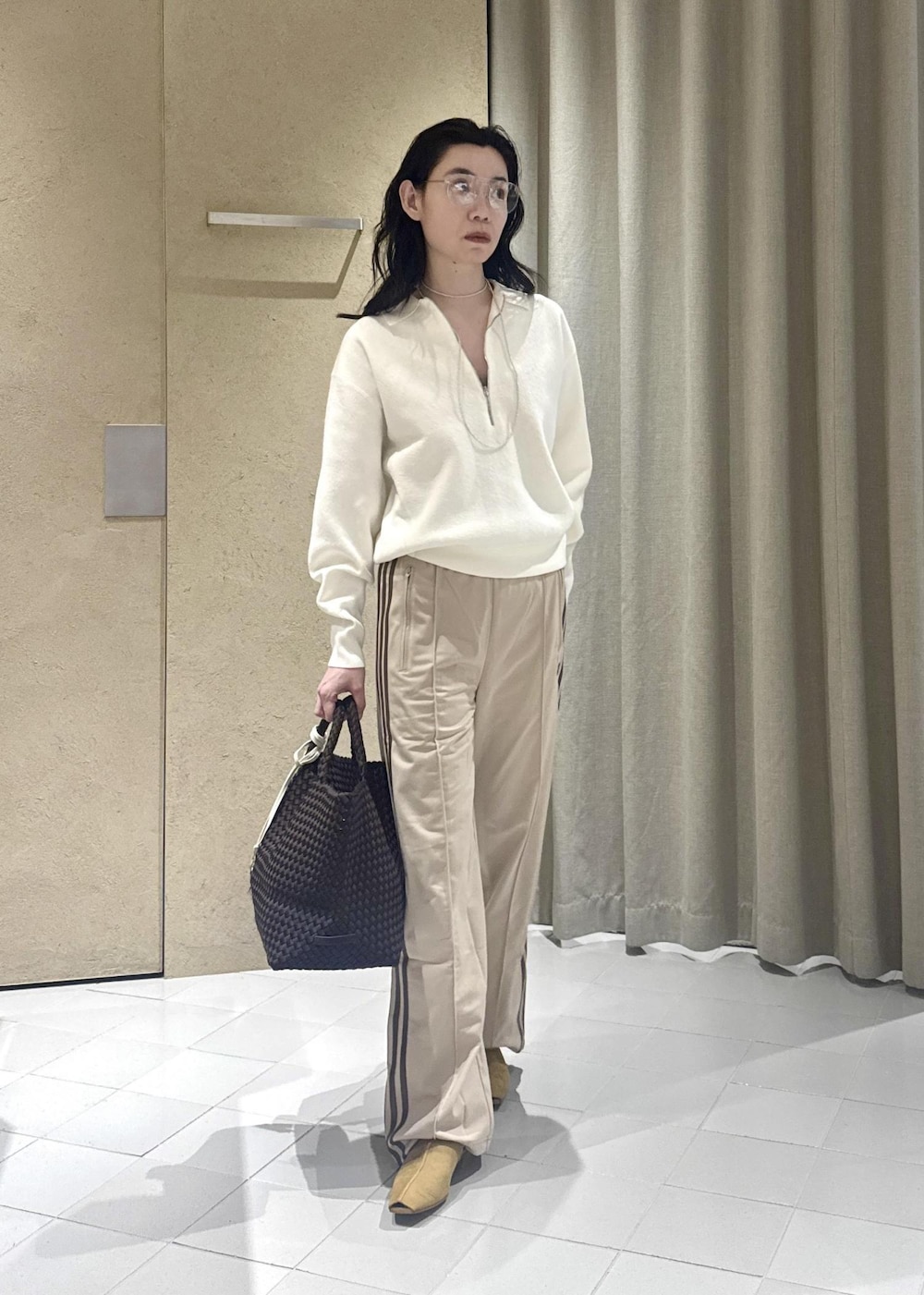 イエロー系のその他シューズ、ホワイト系のスウェット、ベージュ系のその他パンツを着用したレディースの冬コーディネートの2枚目の写真