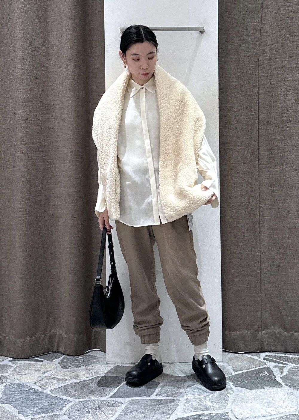 ホワイト系のシャツ/ブラウス、イエロー系のその他パンツを着用したレディースの冬コーディネートの3枚目の写真