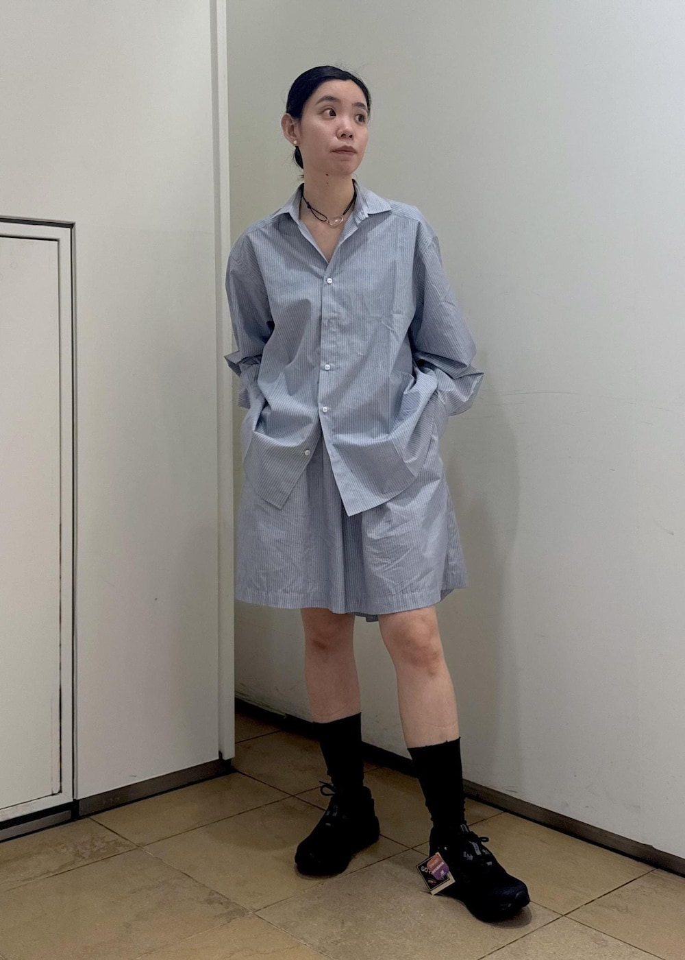 ブラック系のバックパック/リュック、ブラック系のスニーカーを着用したレディースの夏コーディネートの7枚目の写真