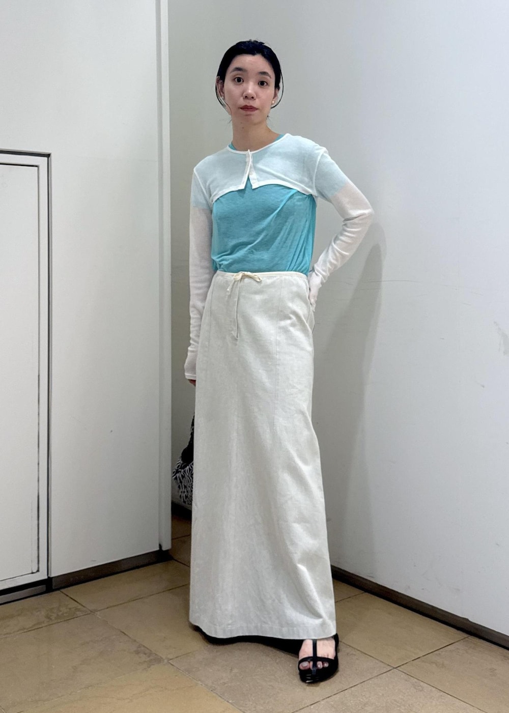 ブラック系のサンダル、ホワイト系のカーディガン/ボレロ、ブルー系のTシャツ/カットソーを着用したレディースの夏コーディネートの6枚目の写真