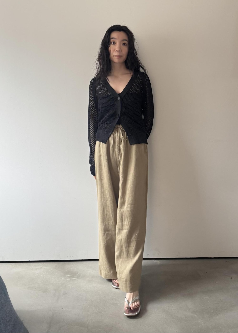 ブラック系のカーディガン/ボレロ、ベージュ系のその他パンツを着用したレディースの冬コーディネートの4枚目の写真