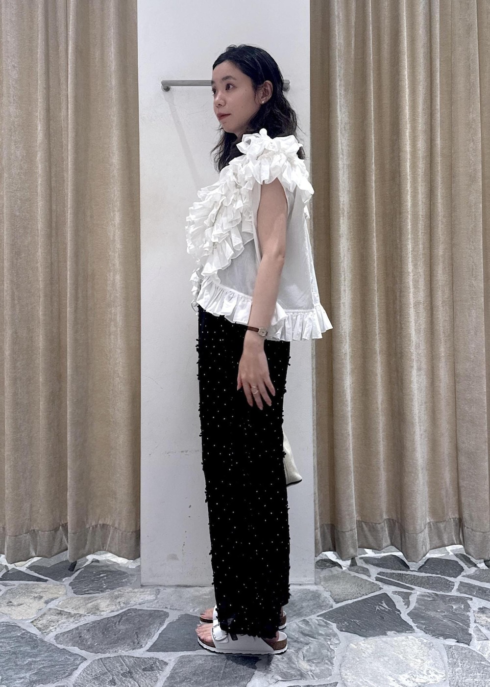 ホワイト系のサンダル、ホワイト系のシャツ/ブラウス、ホワイト系のショルダーバッグを着用したレディースの夏コーディネートの3枚目の写真