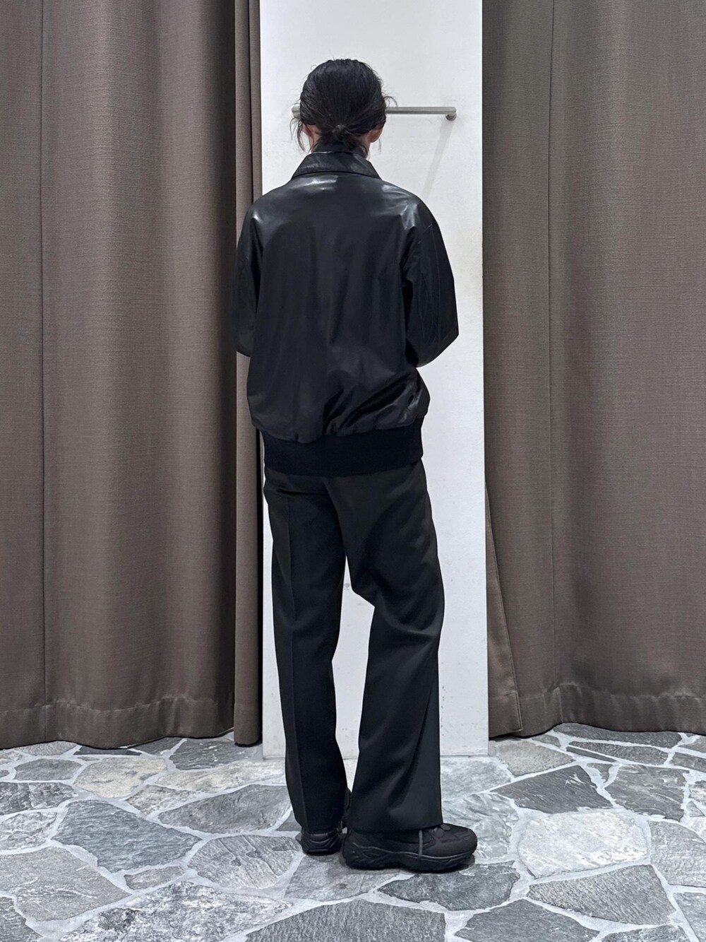 ホワイト系のシャツ/ブラウス、ブラック系のブルゾン、グレー系のニット/セーターを着用したレディースの秋コーディネートの6枚目の写真