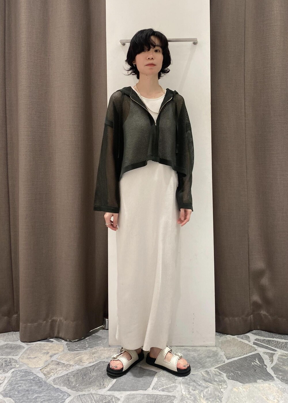 ホワイト系のワンピース、ホワイト系のサンダルを着用したレディースの春コーディネートの2枚目の写真