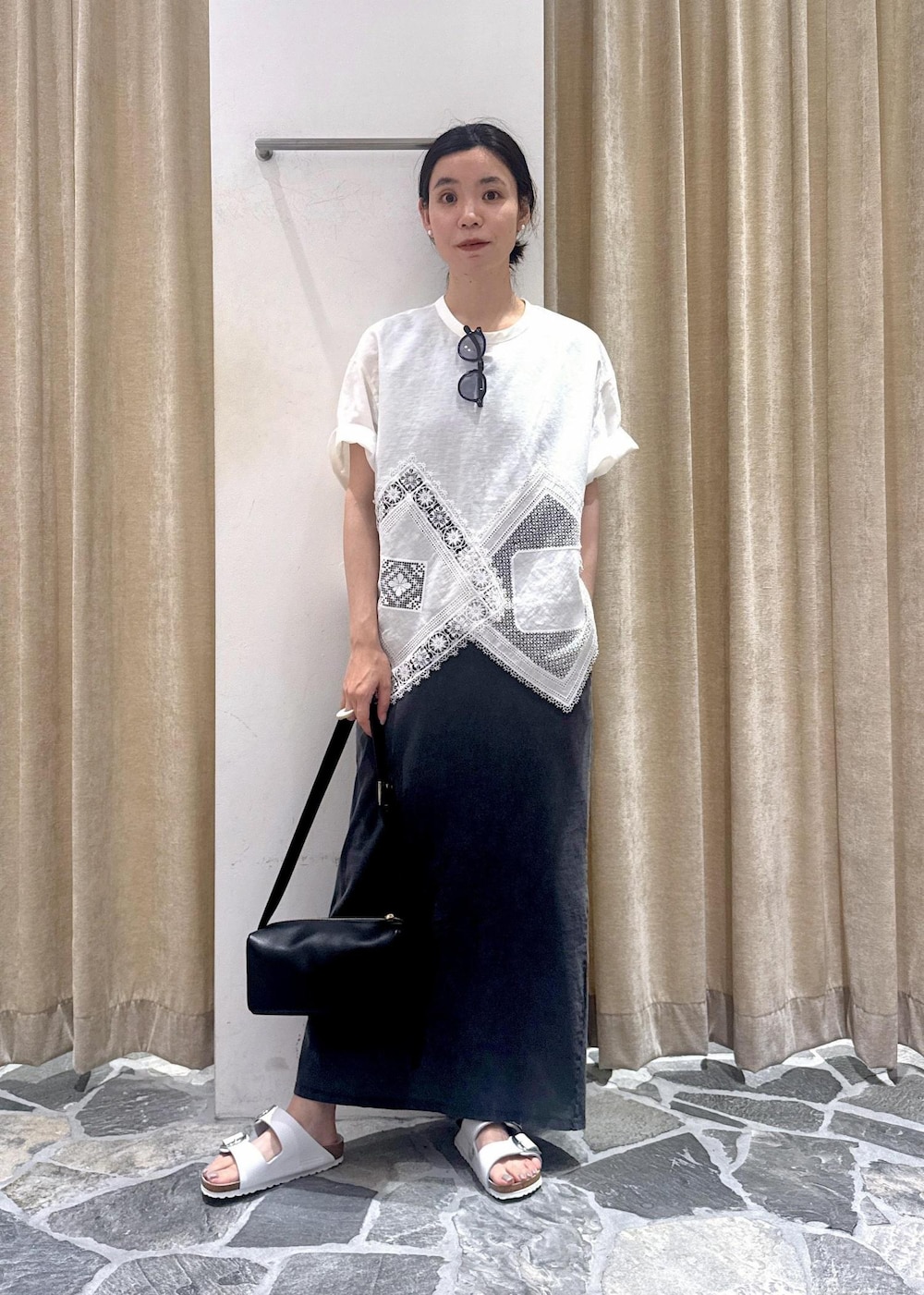 ブラック系のショルダーバッグ、ホワイト系のTシャツ/カットソー、グレー系のワンピースを着用したレディースの夏コーディネートの5枚目の写真