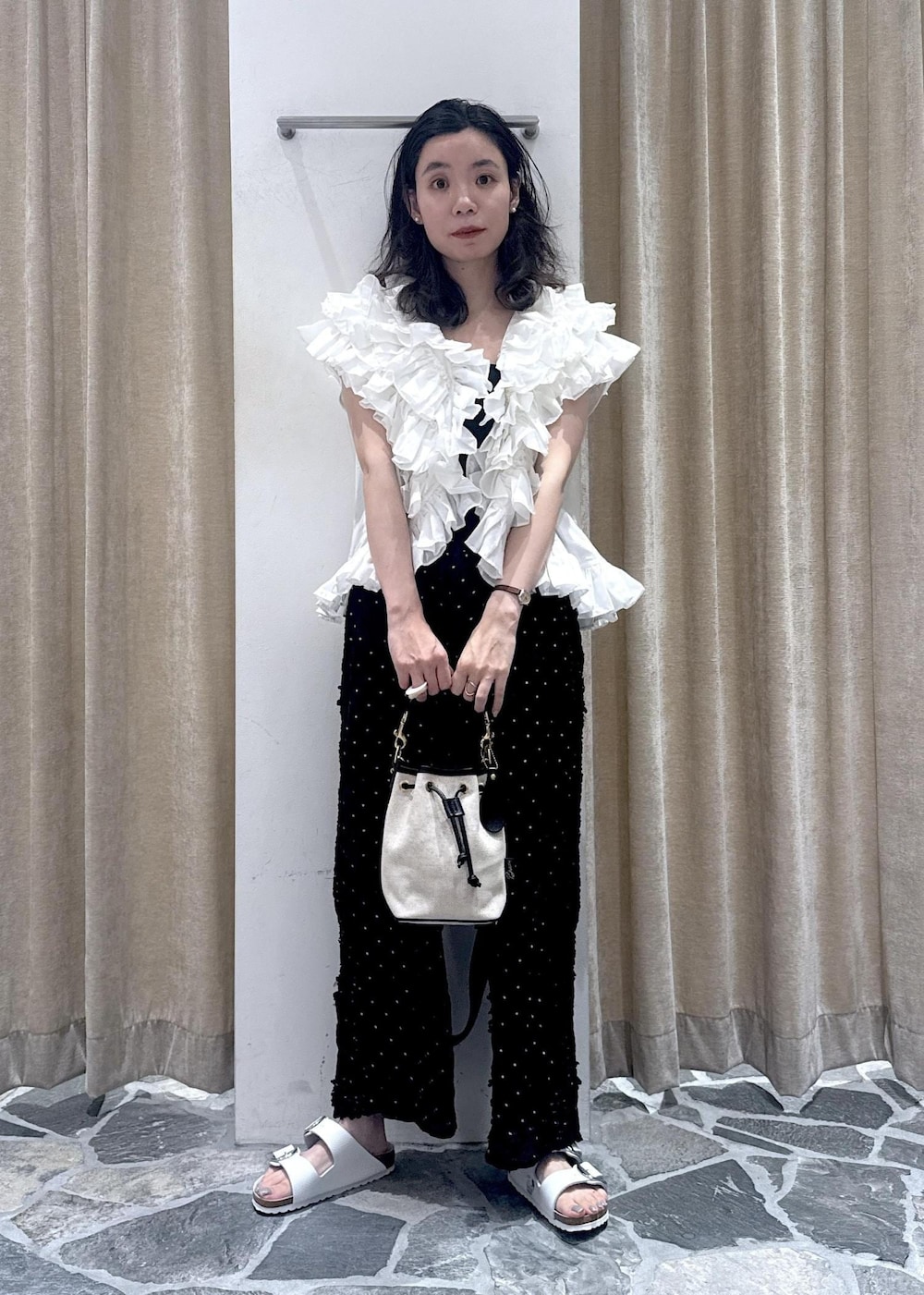 ホワイト系のサンダル、ホワイト系のシャツ/ブラウス、ホワイト系のショルダーバッグを着用したレディースの夏コーディネートの2枚目の写真