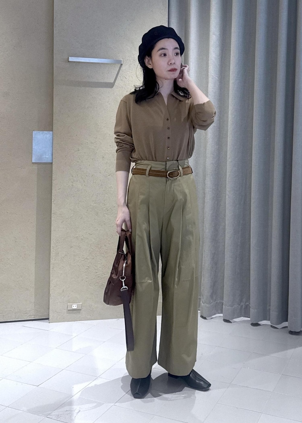 ベージュ系のその他パンツ、ブラック系のその他シューズ、ブラウン系のカーディガン/ボレロを着用したレディースの春コーディネートの2枚目の写真