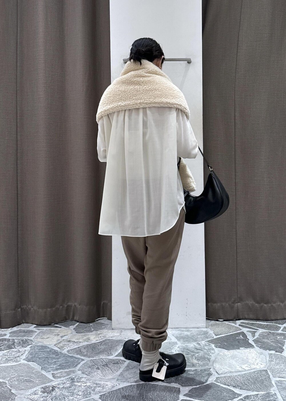 ホワイト系のシャツ/ブラウス、イエロー系のその他パンツを着用したレディースの冬コーディネートの9枚目の写真