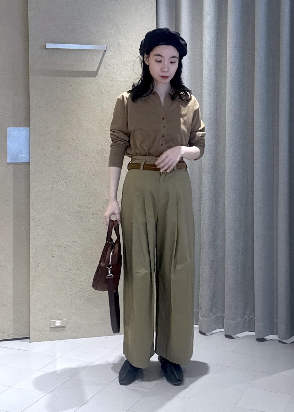 ベージュ系のその他パンツ、ブラック系のその他シューズ、ブラウン系のカーディガン/ボレロを着用したレディースの春コーディネートの5枚目の写真