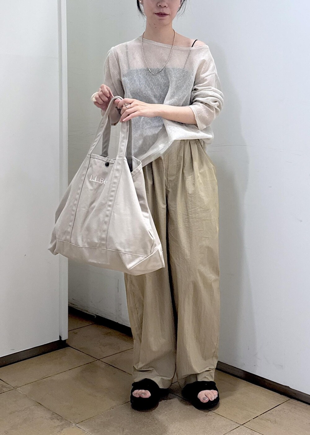 ベージュ系のその他パンツ、ホワイト系のニット/セーターを着用したレディースの夏コーディネートの3枚目の写真