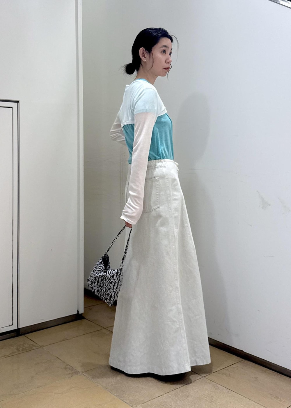 ブラック系のサンダル、ホワイト系のカーディガン/ボレロ、ブルー系のTシャツ/カットソーを着用したレディースの夏コーディネートの5枚目の写真