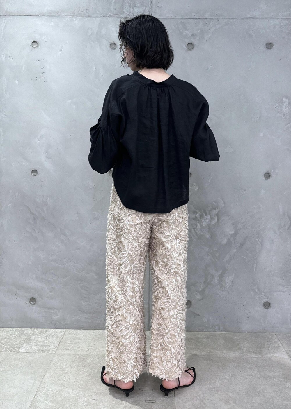 ブラック系のシャツ/ブラウス、ベージュ系のその他パンツを着用したレディースの春コーディネートの4枚目の写真
