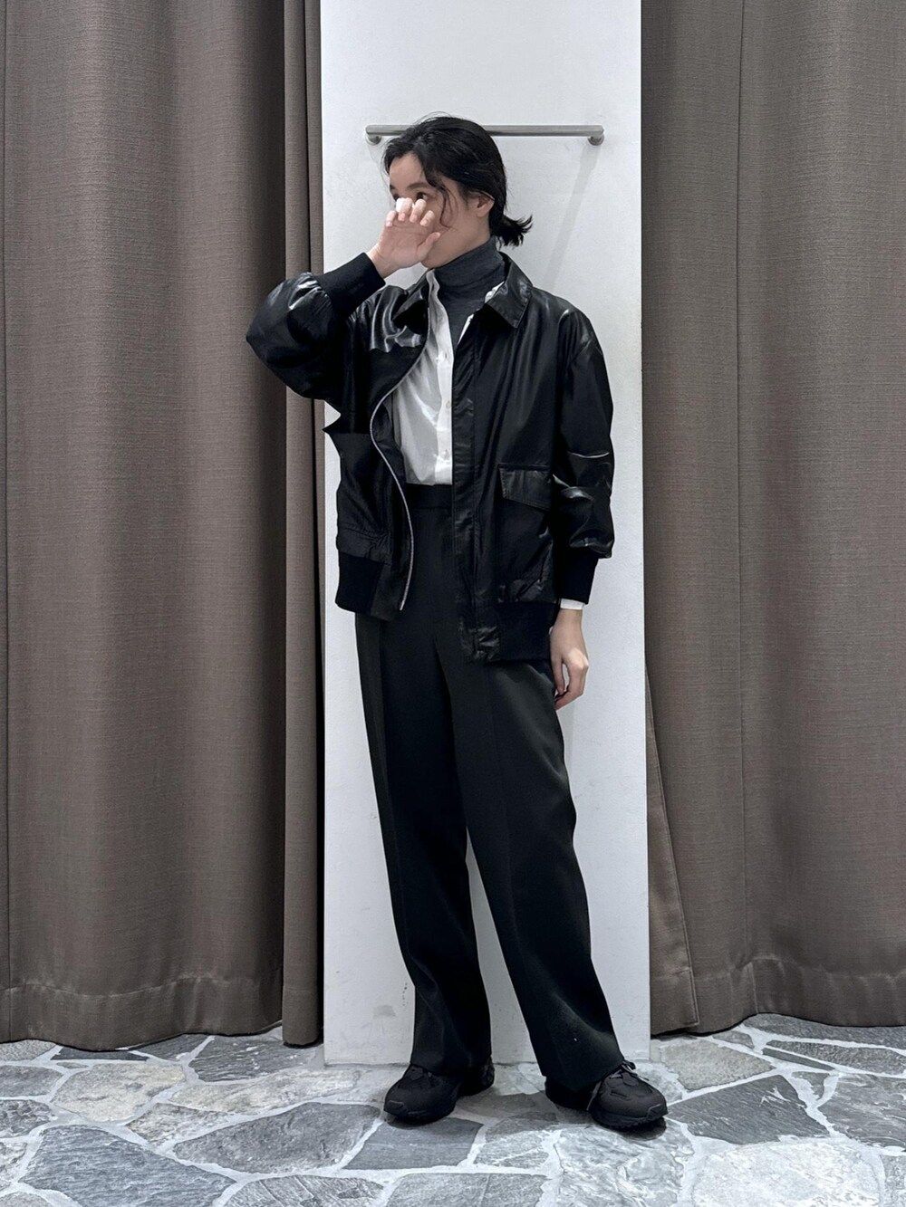 ホワイト系のシャツ/ブラウス、ブラック系のブルゾン、グレー系のニット/セーターを着用したレディースの秋コーディネートの9枚目の写真