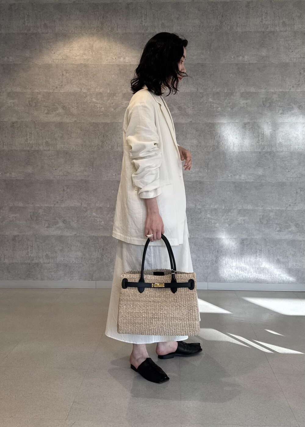 ホワイト系のトートバッグ、ホワイト系のワンピース、ホワイト系のテーラードジャケットを着用したレディースの春コーディネートの6枚目の写真