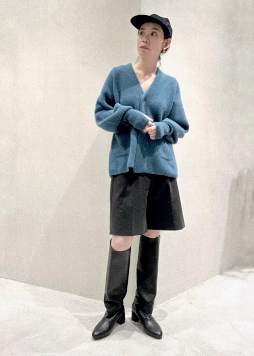 ブラック系のブーツ、グレー系のその他パンツを着用したレディースの秋コーディネートの2枚目の写真