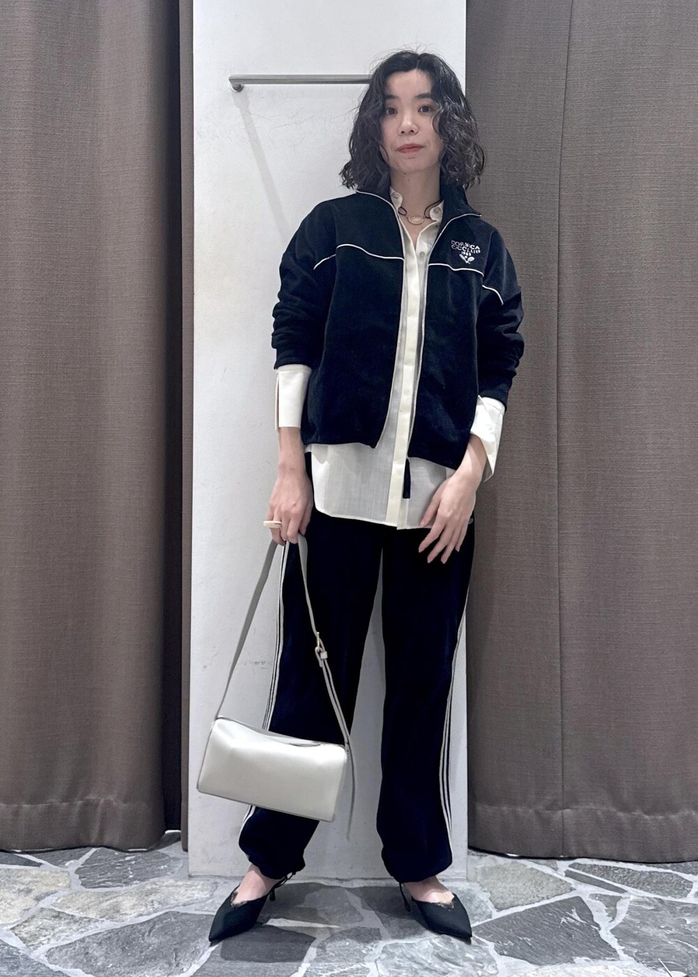 ホワイト系のシャツ/ブラウス、ブラック系のカーディガン/ボレロ、ブラック系のその他パンツを着用したレディースの冬コーディネートの3枚目の写真