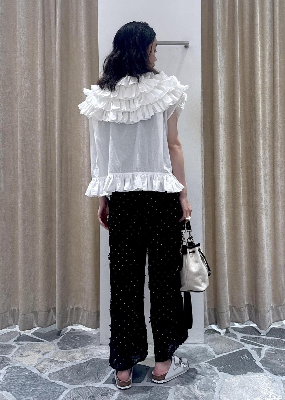 ホワイト系のサンダル、ホワイト系のシャツ/ブラウス、ホワイト系のショルダーバッグを着用したレディースの夏コーディネートの4枚目の写真