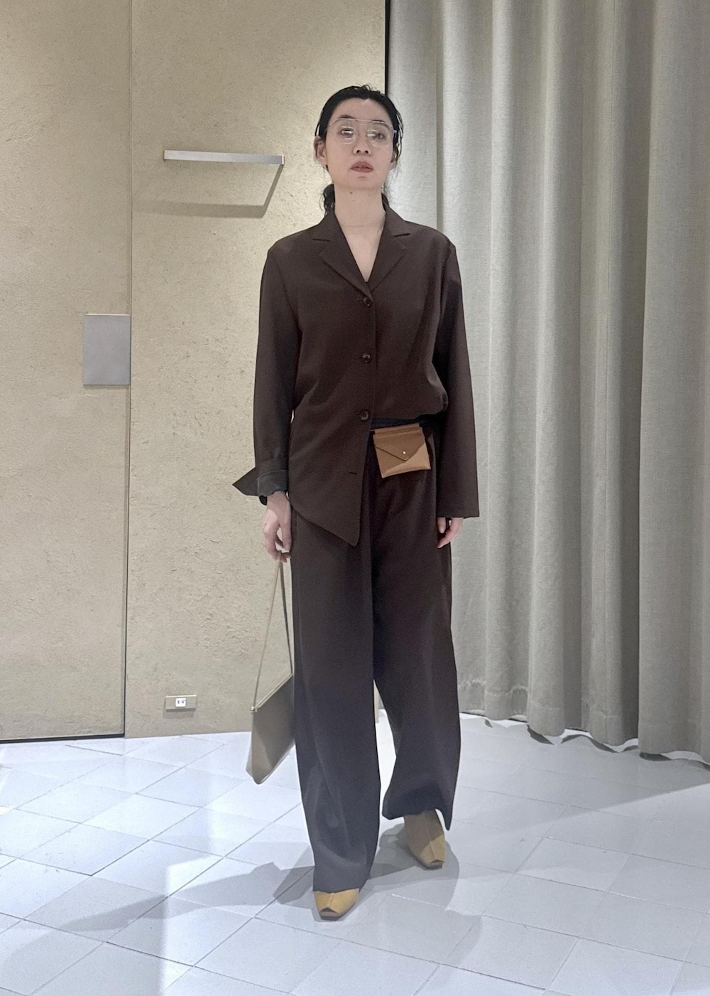 イエロー系のその他シューズ、ブラウン系のその他パンツ、ブラウン系のテーラードジャケットを着用したレディースの春コーディネートの4枚目の写真