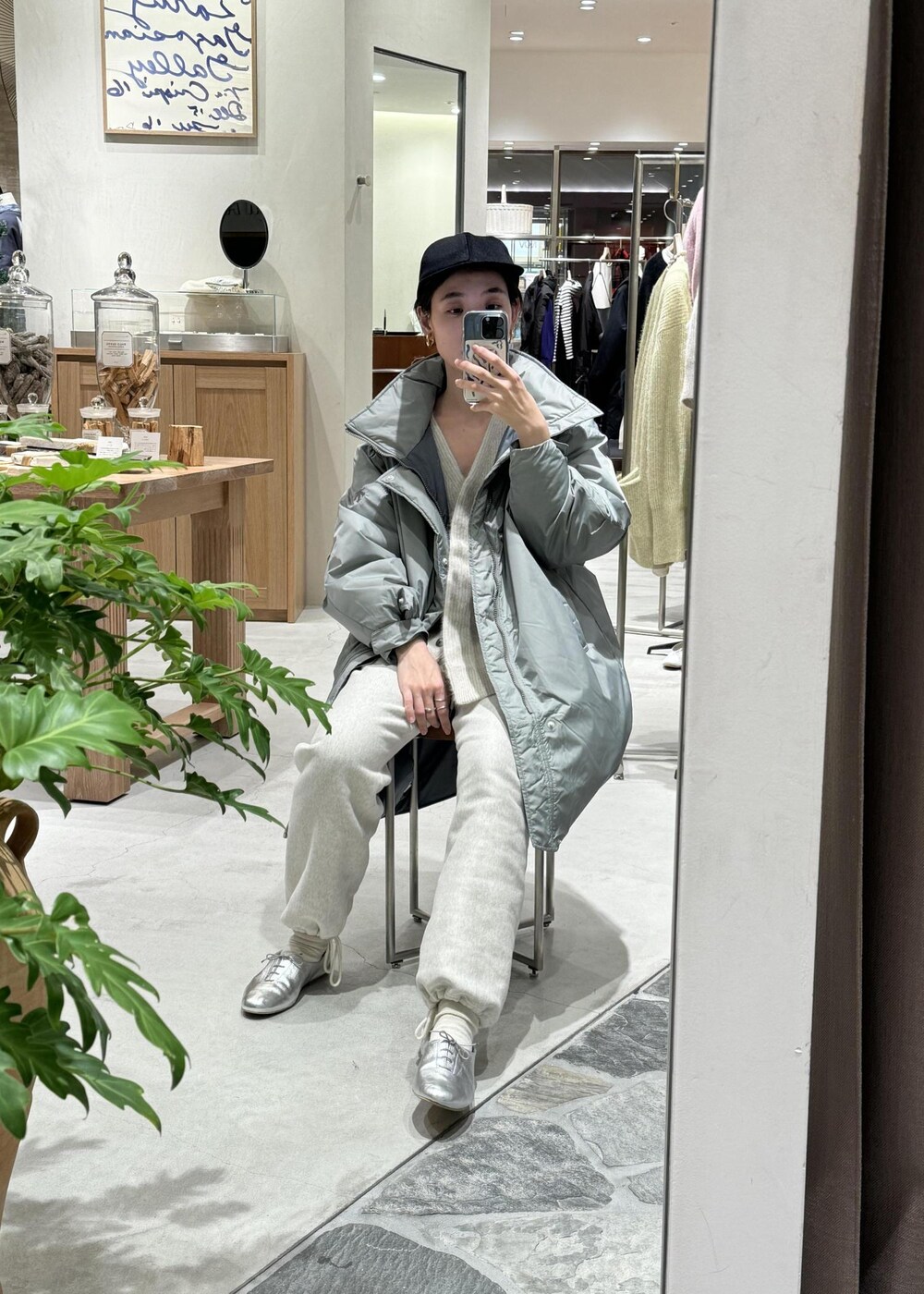 ホワイト系のカーディガン/ボレロ、シルバー系のその他アウター、ブラック系のキャップを着用したレディースの冬コーディネートの3枚目の写真