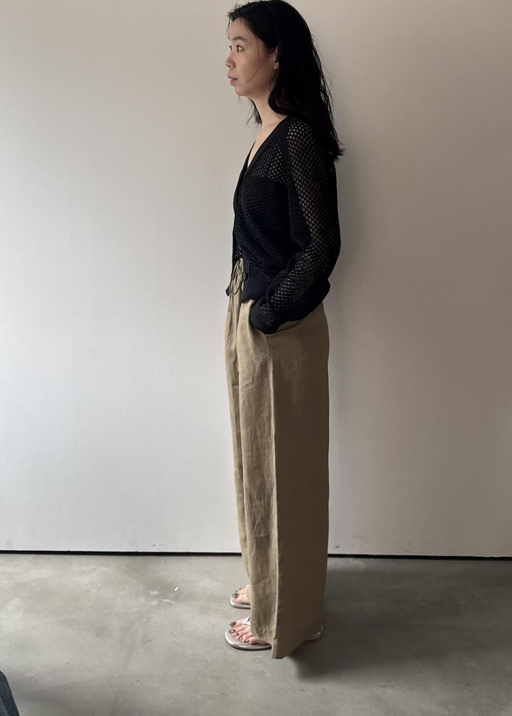 ブラック系のカーディガン/ボレロ、ベージュ系のその他パンツを着用したレディースの冬コーディネートの5枚目の写真