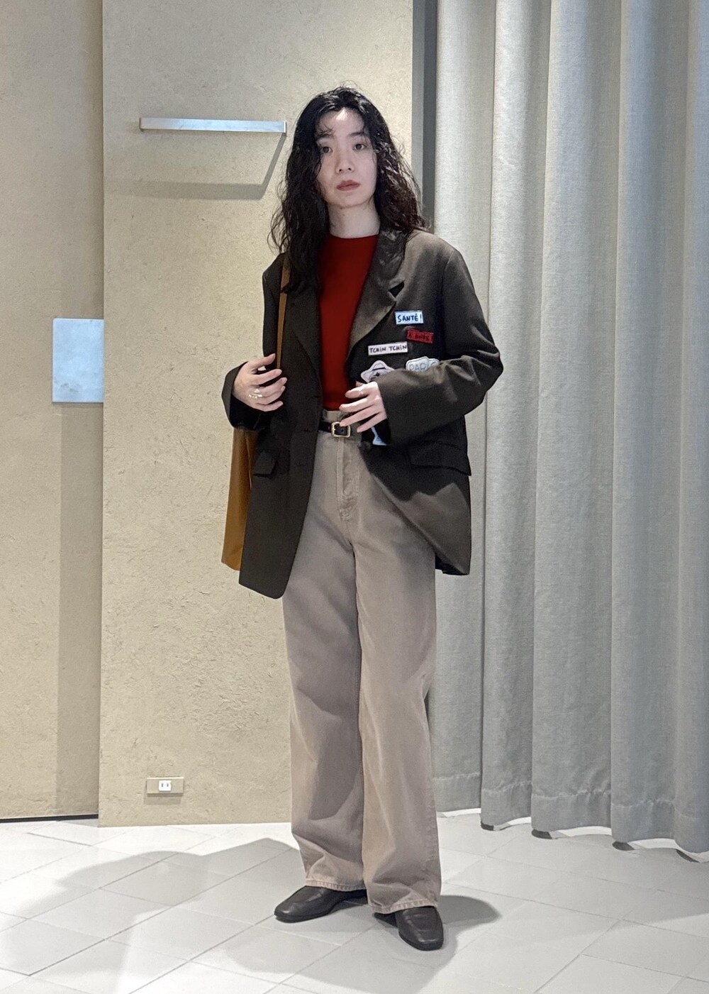 ベージュ系のその他パンツ、ホワイト系のその他雑貨、ピンク系のその他小物を着用したレディースの夏コーディネートの4枚目の写真