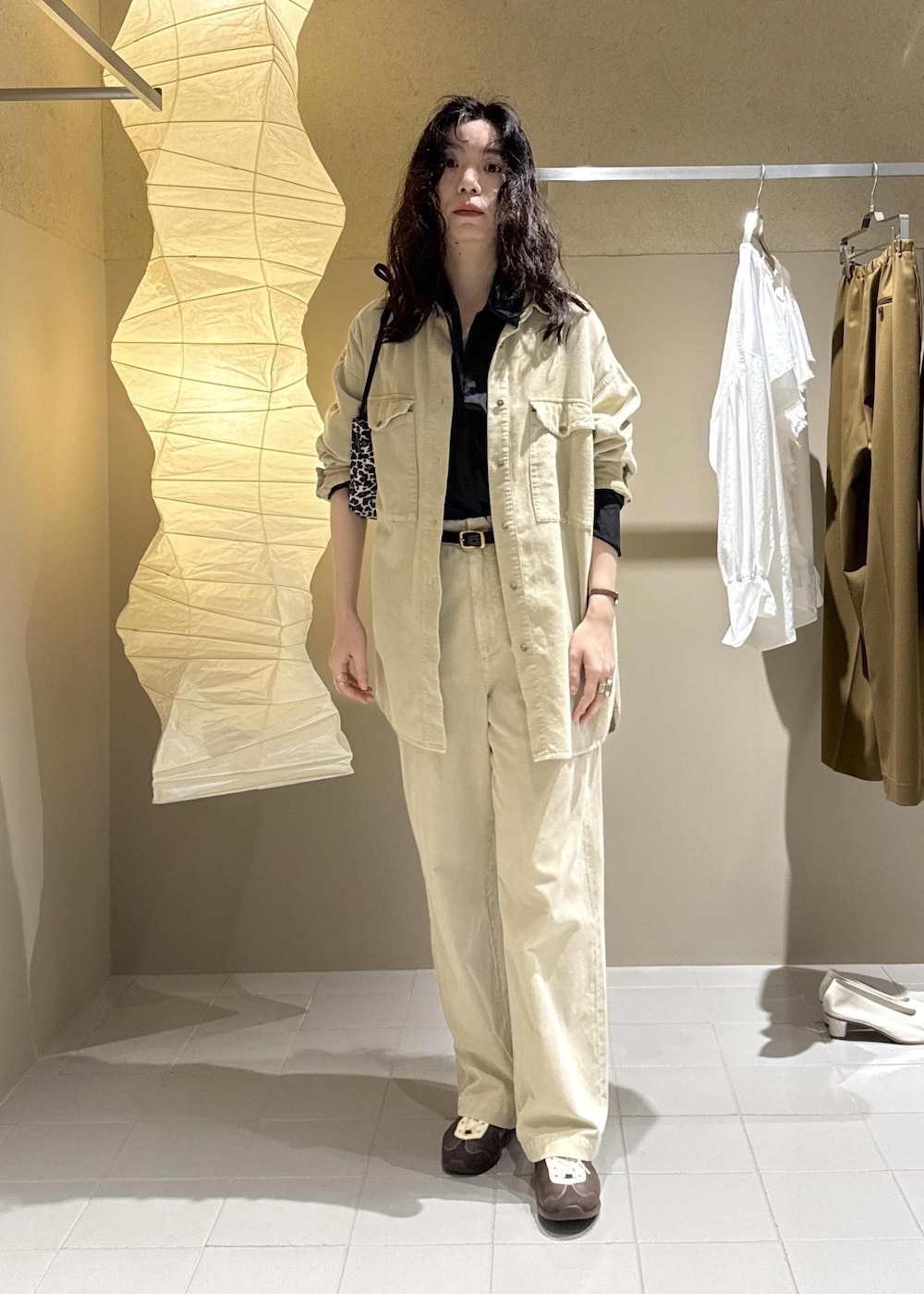 ベージュ系のシャツ/ブラウス、ベージュ系のその他パンツ、ブラック系のシャツ/ブラウスを着用したレディースの秋コーディネートの5枚目の写真