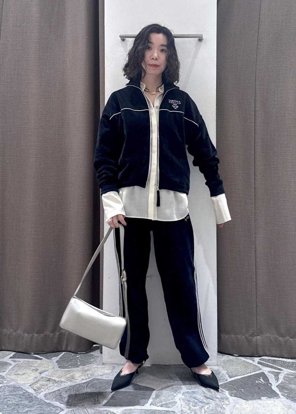 ホワイト系のシャツ/ブラウス、ブラック系のカーディガン/ボレロ、ブラック系のその他パンツを着用したレディースの冬コーディネートの4枚目の写真