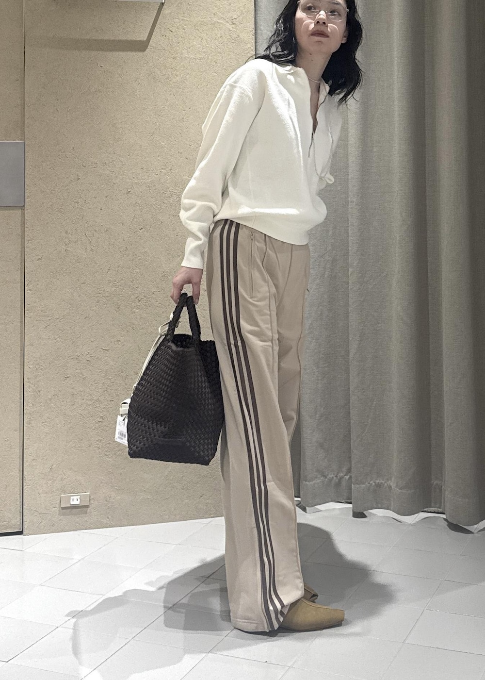 イエロー系のその他シューズ、ホワイト系のスウェット、ベージュ系のその他パンツを着用したレディースの冬コーディネートの4枚目の写真